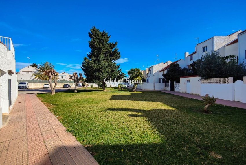 Odsprzedaż - DOM -
TORREVIEJA - 