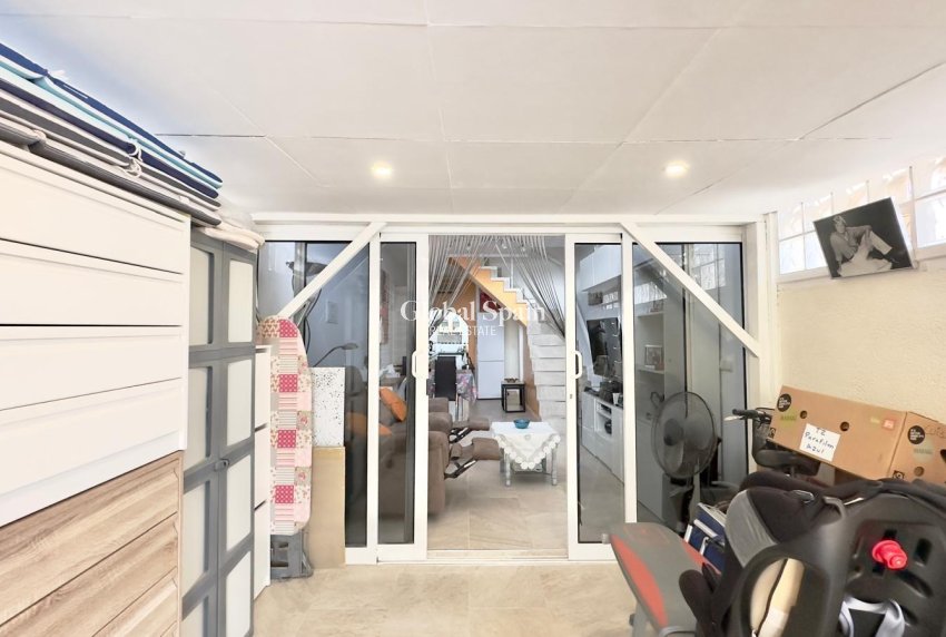 Odsprzedaż - DOM -
TORREVIEJA - 