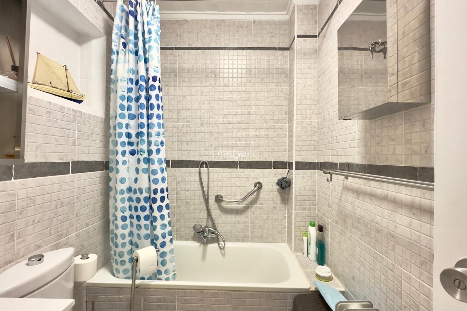 Odsprzedaż - DOM -
TORREVIEJA - 