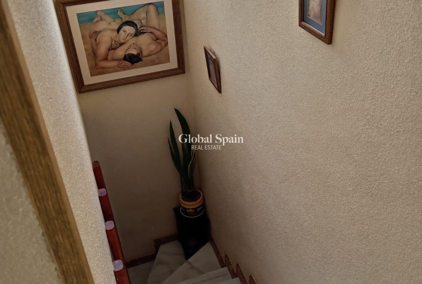 Odsprzedaż - DOM -
TORREVIEJA - 