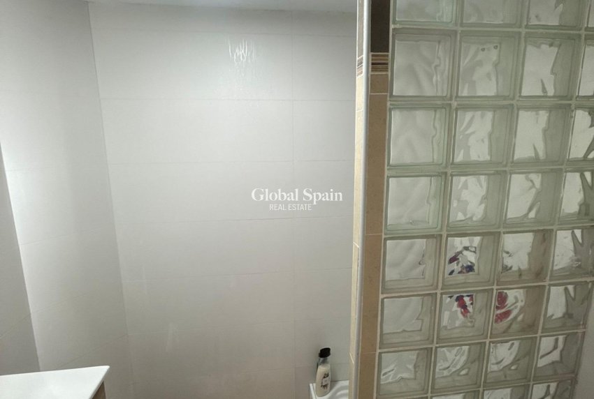 Odsprzedaż - DOM -
TORREVIEJA - 