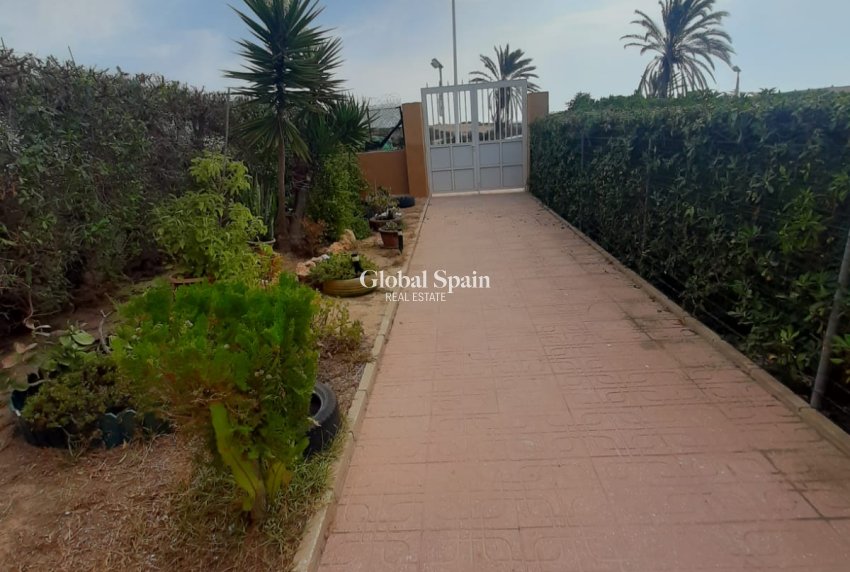 Odsprzedaż - DOM -
TORREVIEJA - 