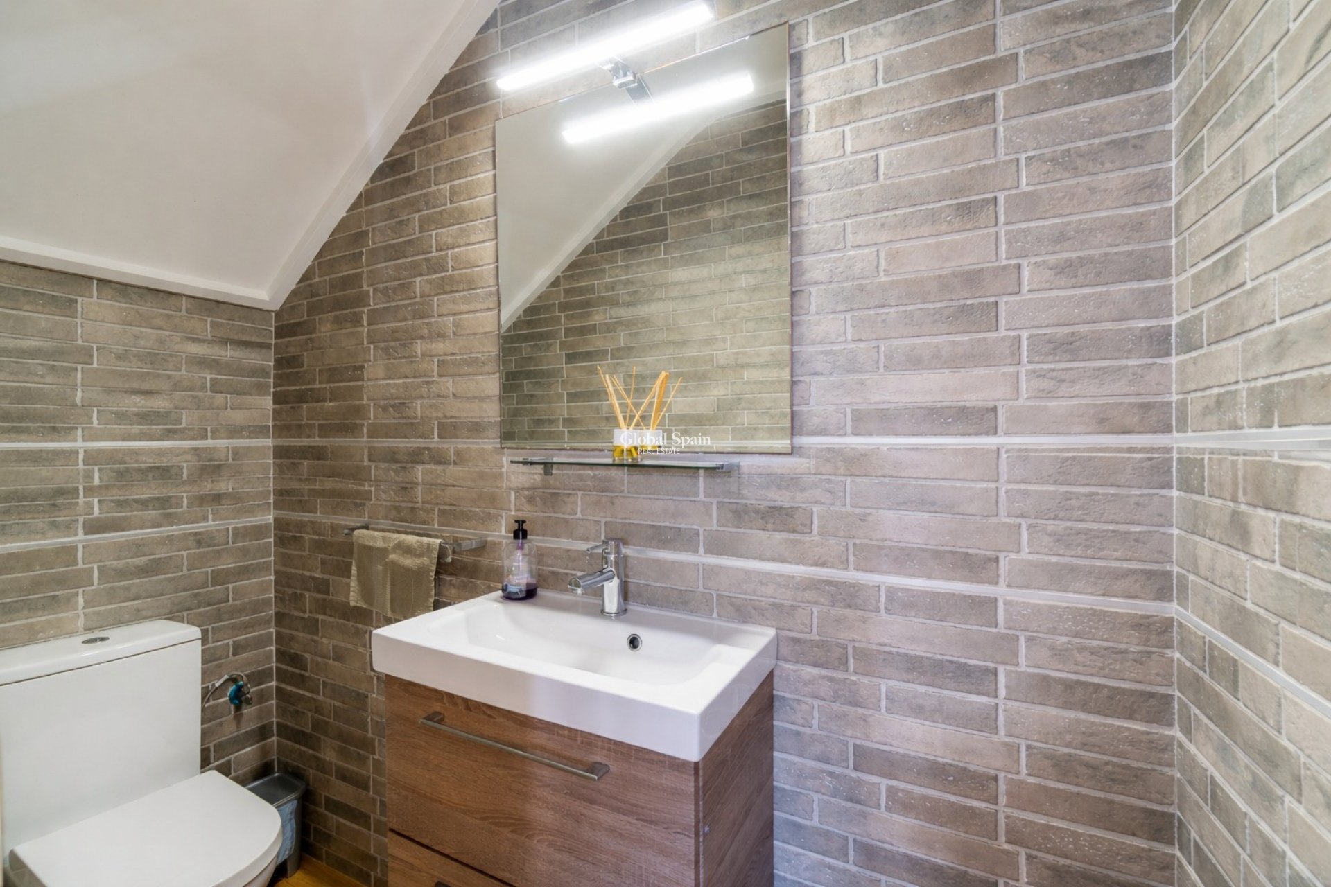 Odsprzedaż - DOM -
TORREVIEJA - 