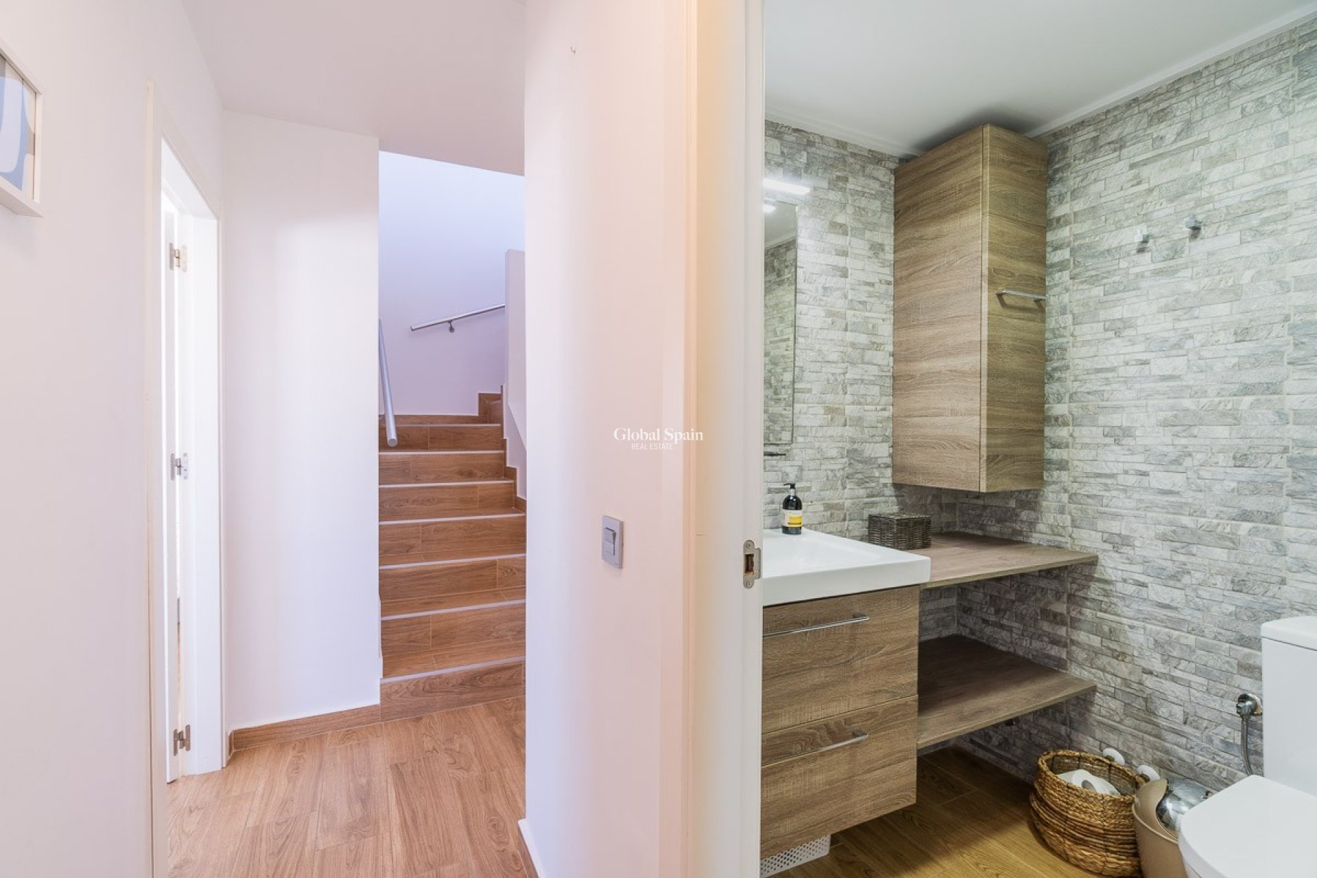 Odsprzedaż - DOM -
TORREVIEJA - 