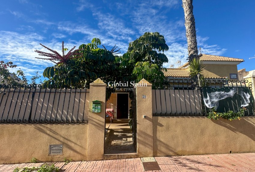 Odsprzedaż - DOM -
TORREVIEJA - 