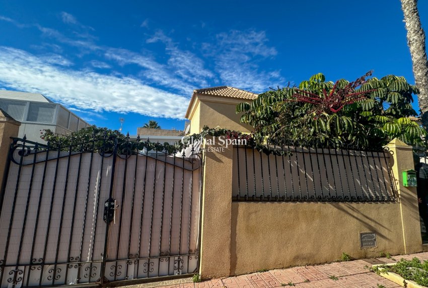 Odsprzedaż - DOM -
TORREVIEJA - 