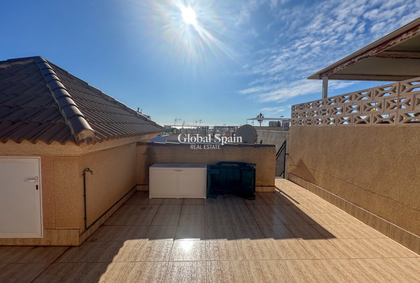 Odsprzedaż - DOM -
TORREVIEJA - 