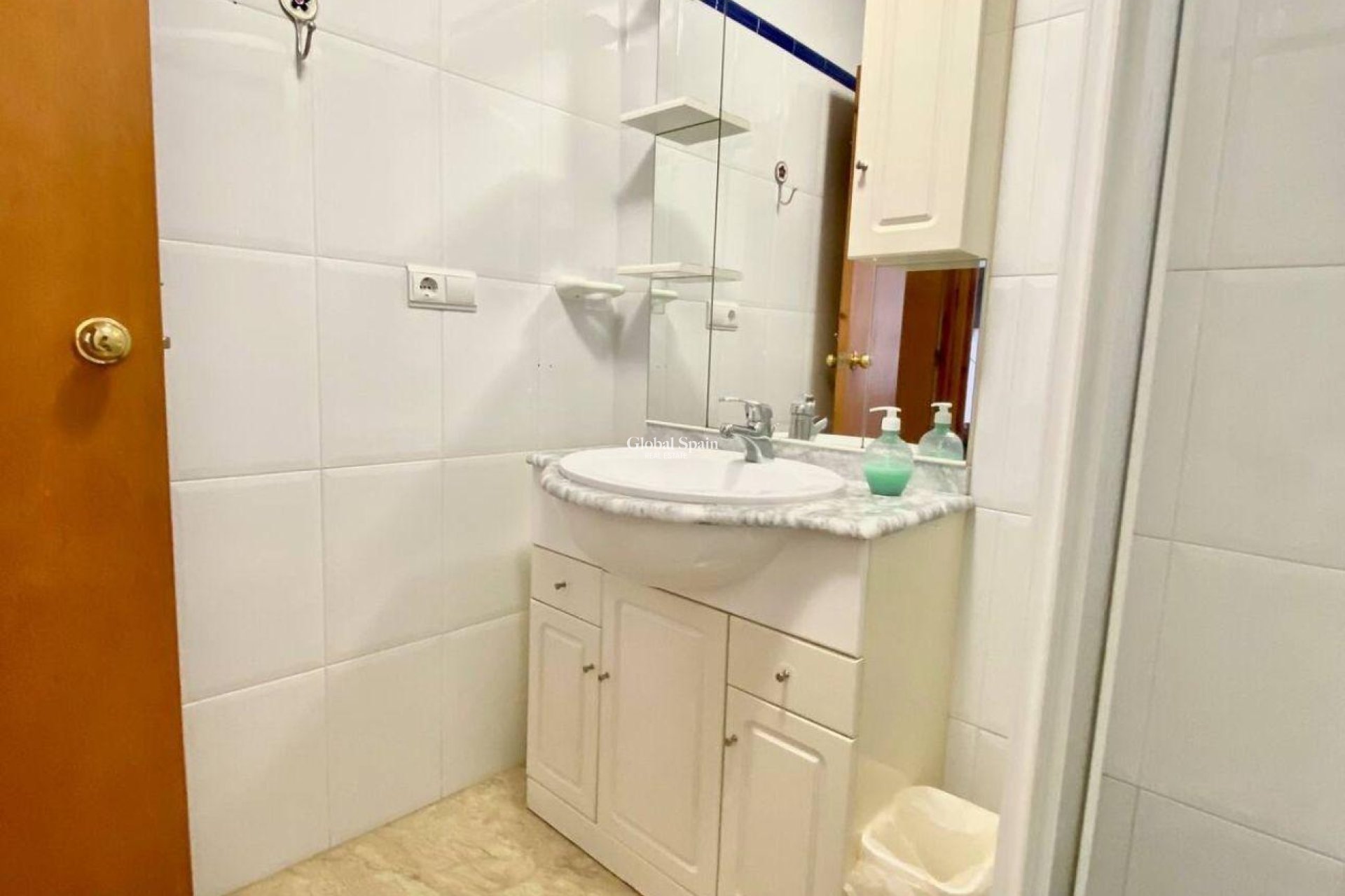 Odsprzedaż - DOM -
TORREVIEJA - 