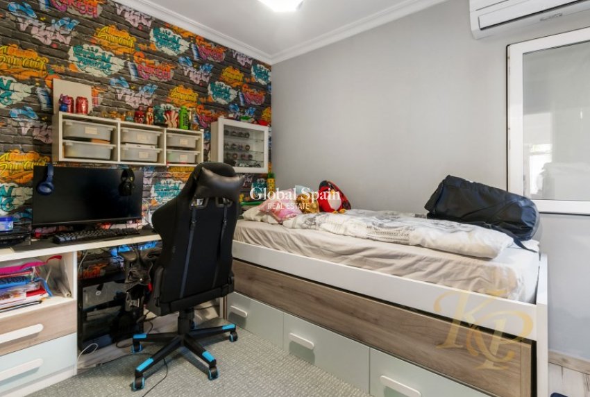 Odsprzedaż - DOM -
TORREVIEJA - 