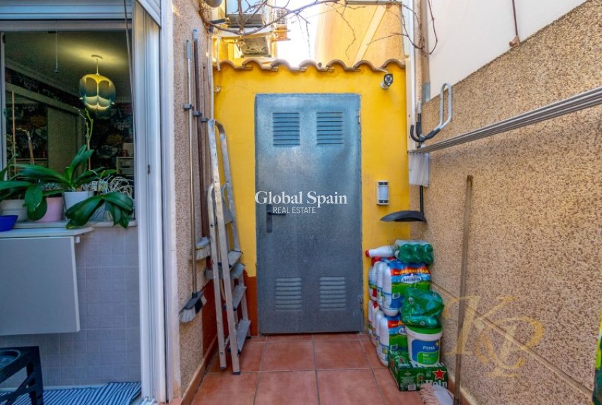 Odsprzedaż - DOM -
TORREVIEJA - 