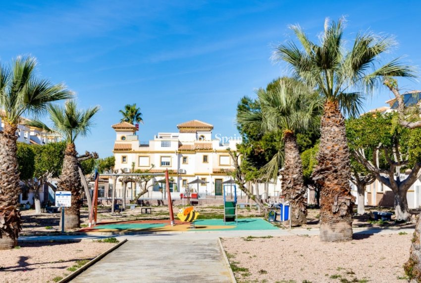 Odsprzedaż - DOM -
TORREVIEJA - 