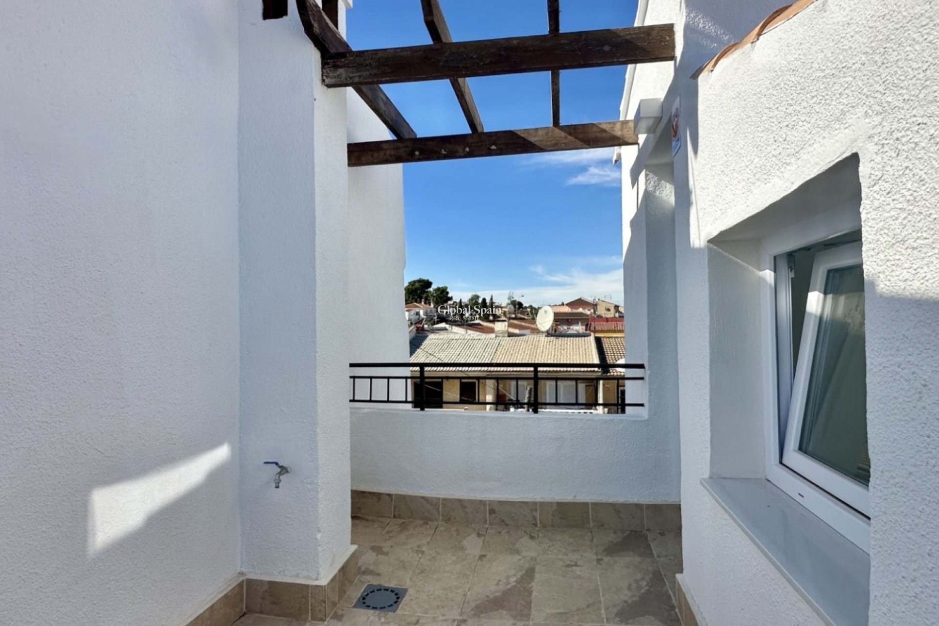 Odsprzedaż - DOM -
TORREVIEJA - 