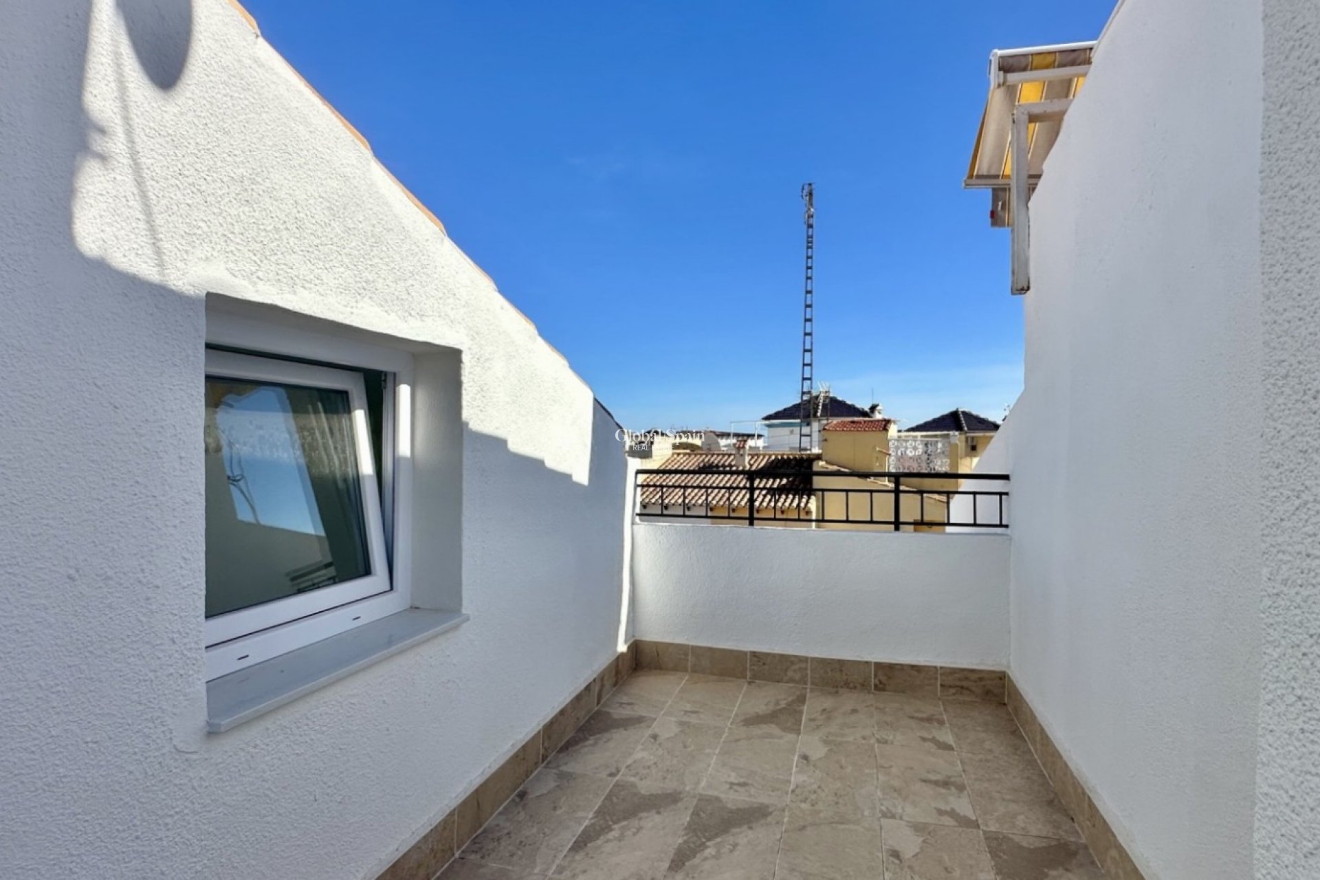 Odsprzedaż - DOM -
TORREVIEJA - 