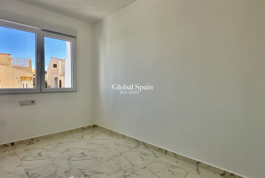 Odsprzedaż - DOM -
TORREVIEJA - 