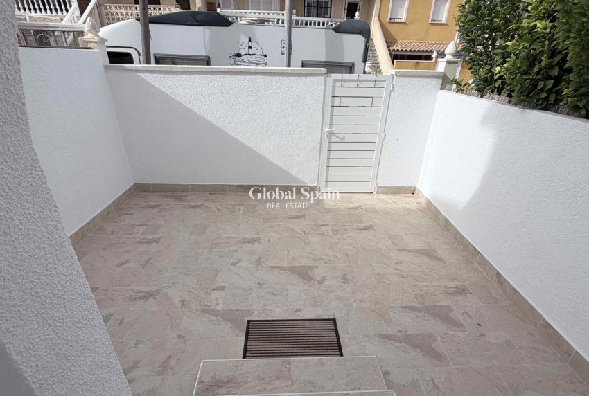 Odsprzedaż - DOM -
TORREVIEJA - 