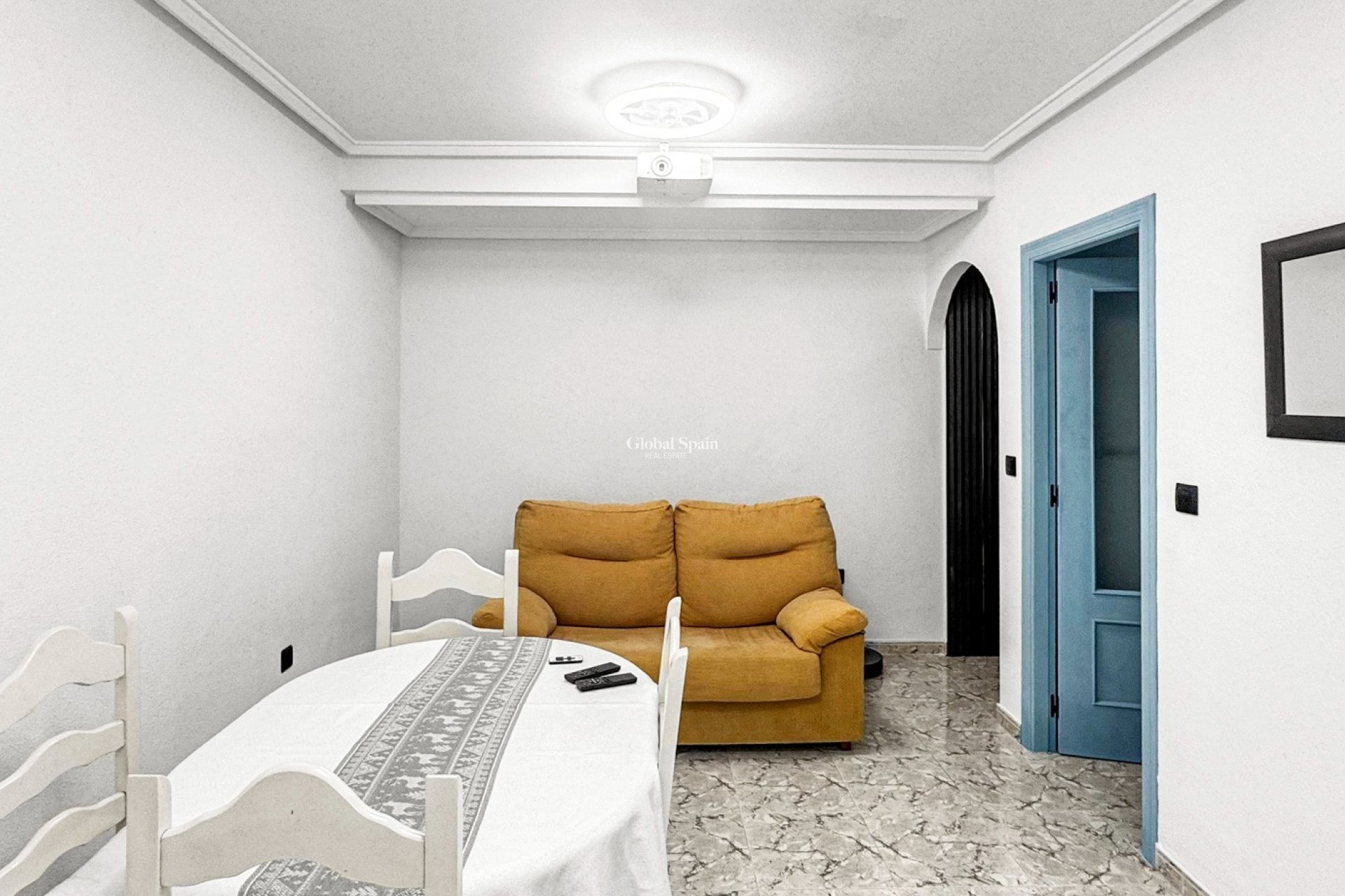 Odsprzedaż - DOM -
TORREVIEJA - 