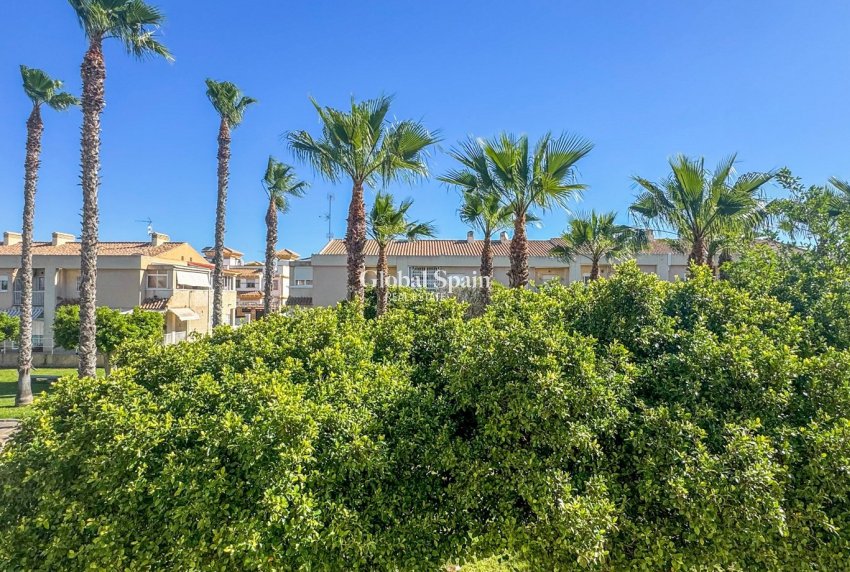Odsprzedaż - DOM -
TORREVIEJA - 
