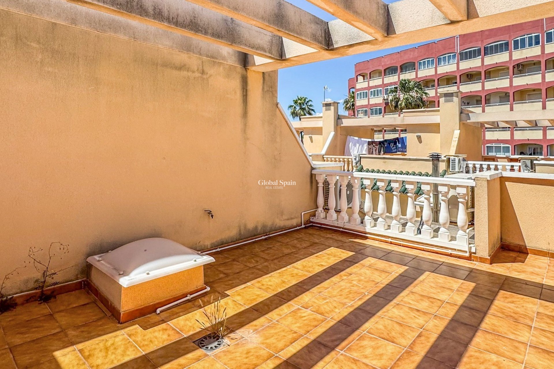 Odsprzedaż - DOM -
TORREVIEJA - 