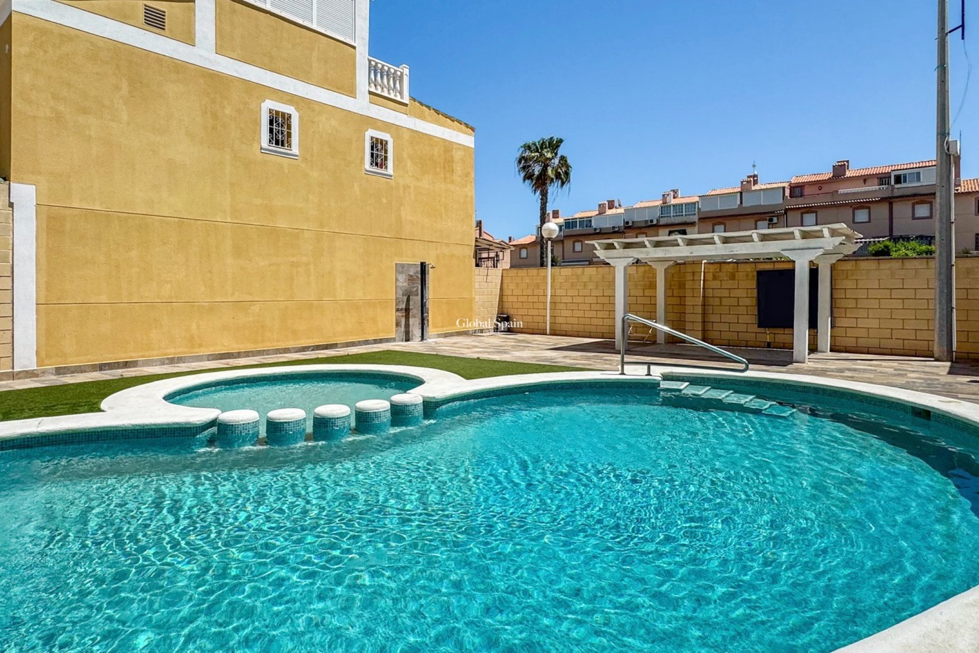 Odsprzedaż - DOM -
TORREVIEJA - 