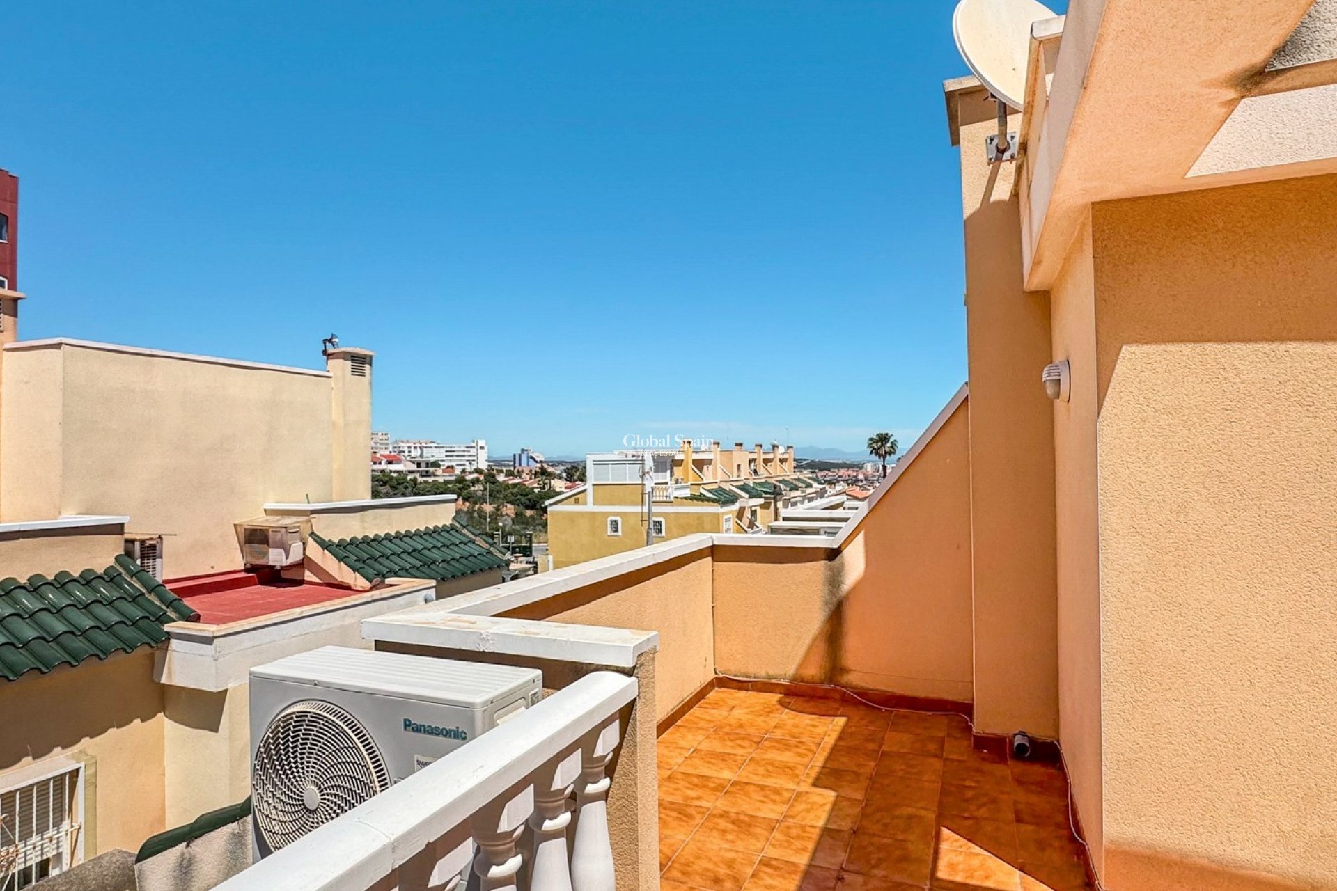 Odsprzedaż - DOM -
TORREVIEJA - 
