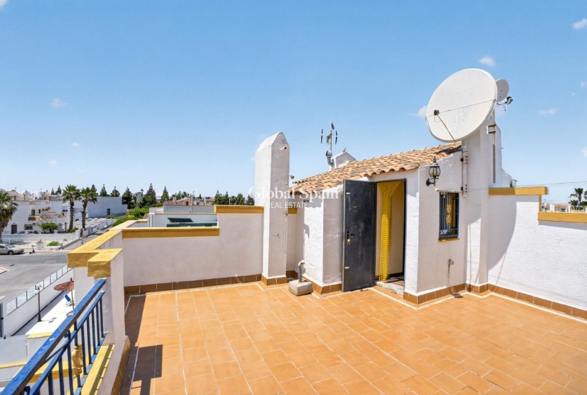 Odsprzedaż - DOM -
TORREVIEJA - 