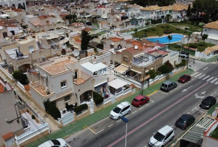 Odsprzedaż - DOM -
TORREVIEJA - 