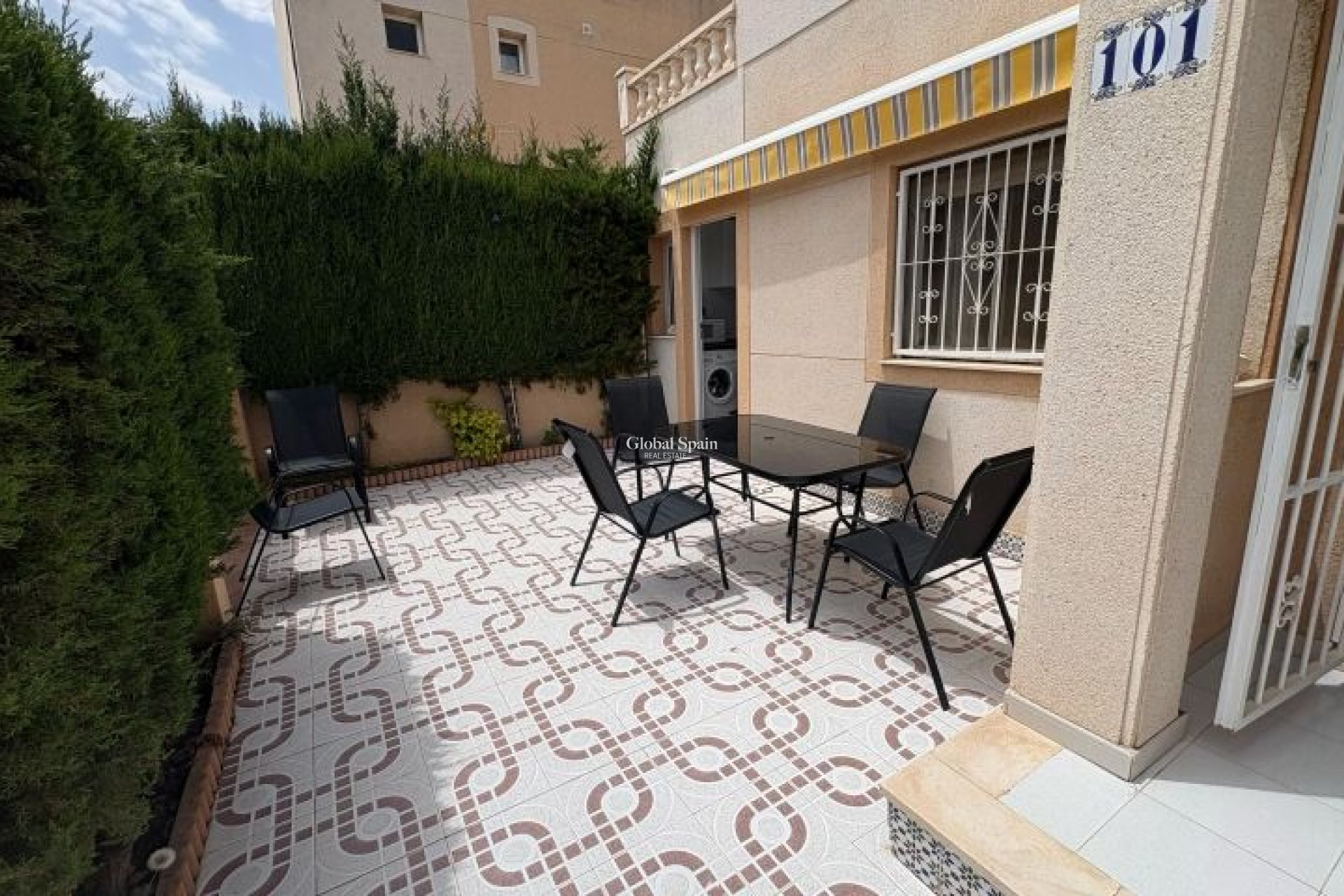 Odsprzedaż - DOM -
TORREVIEJA - 