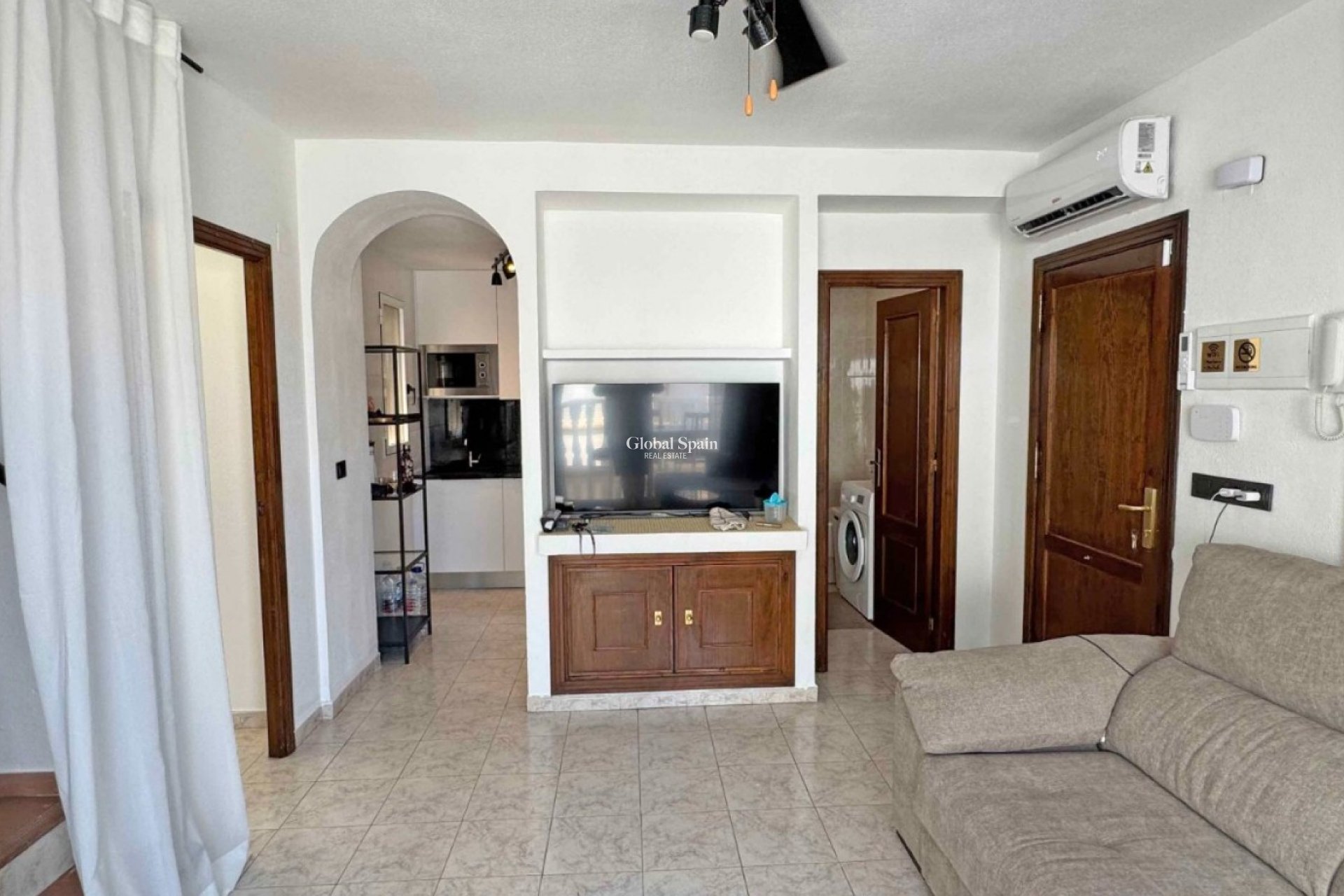 Odsprzedaż - DOM -
TORREVIEJA - 