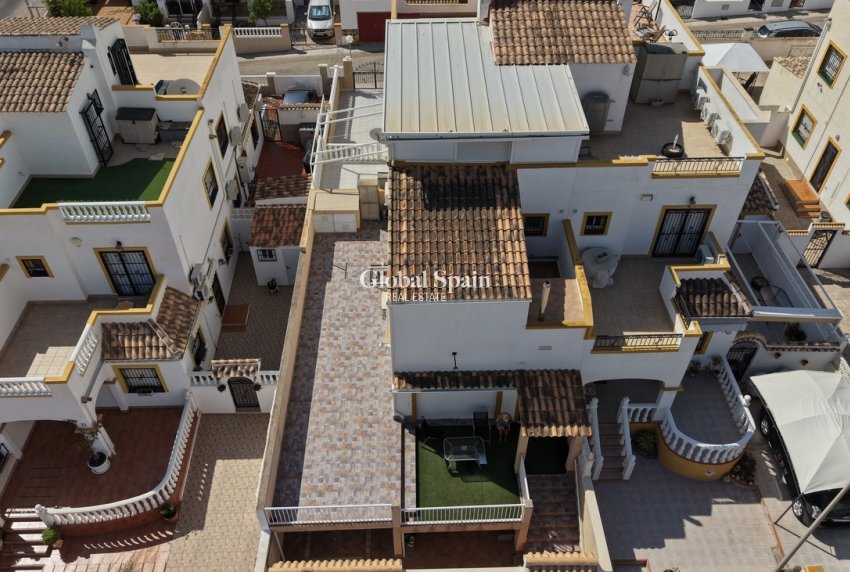 Odsprzedaż - DOM -
TORREVIEJA - 