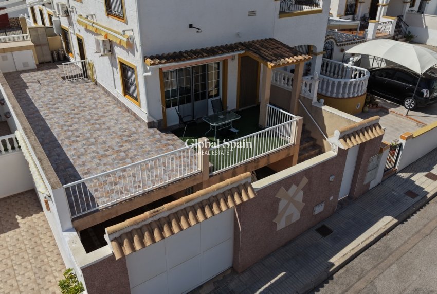 Odsprzedaż - DOM -
TORREVIEJA - 