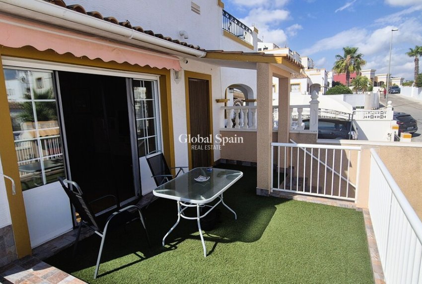 Odsprzedaż - DOM -
TORREVIEJA - 