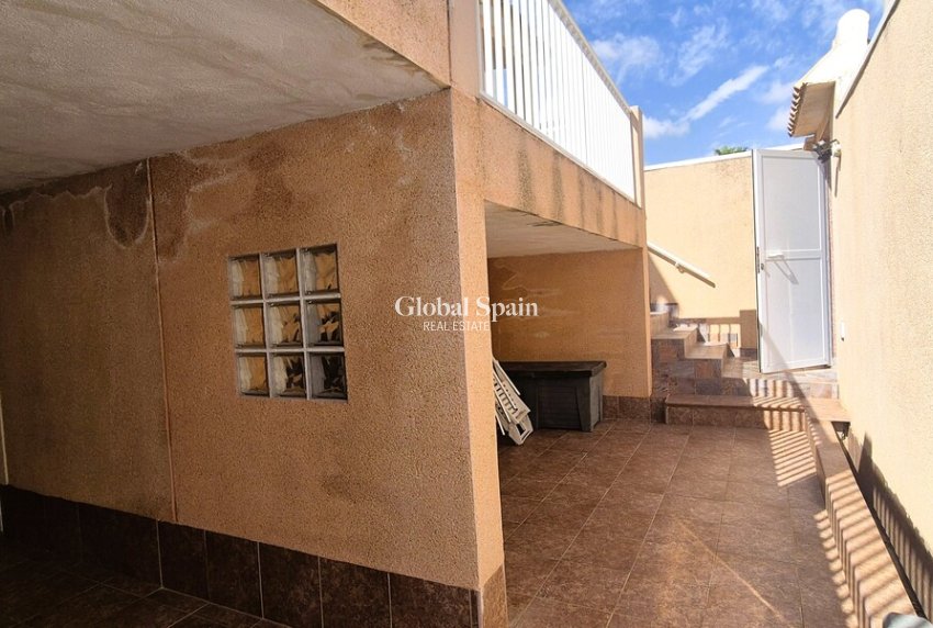 Odsprzedaż - DOM -
TORREVIEJA - 