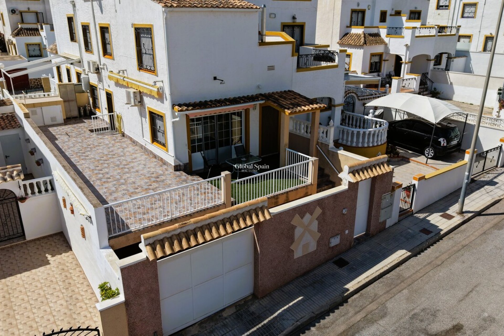 Odsprzedaż - DOM -
TORREVIEJA - 
