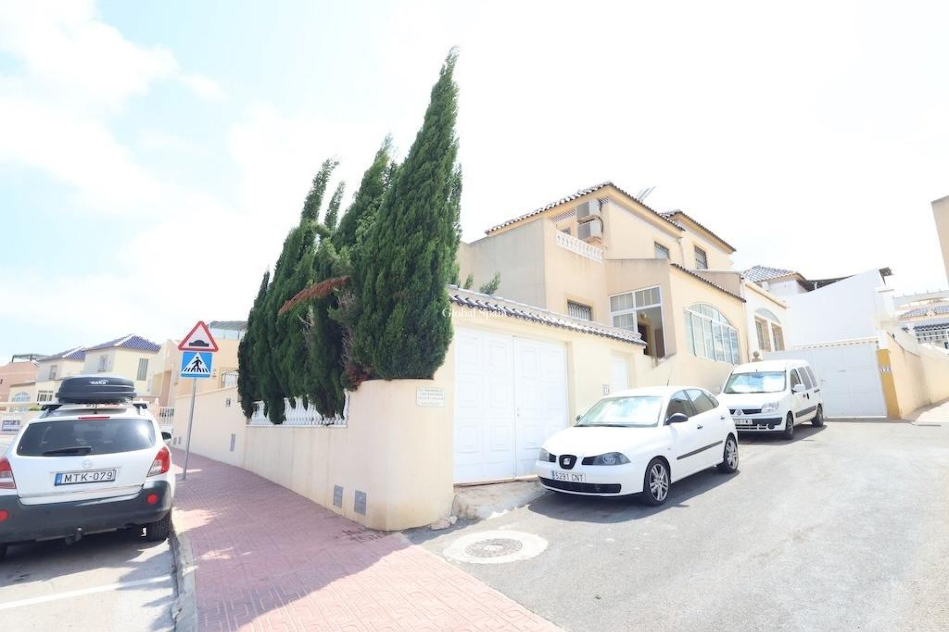 Odsprzedaż - DOM -
TORREVIEJA - 