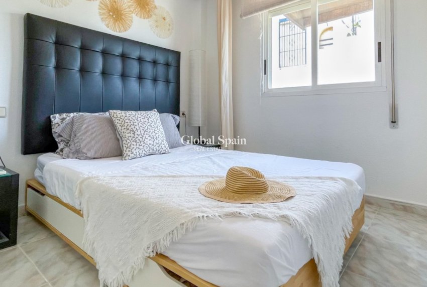 Odsprzedaż - DOM -
TORREVIEJA - 