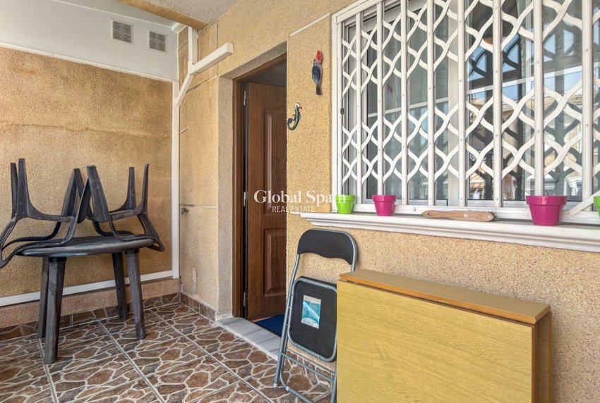 Odsprzedaż - DOM -
TORREVIEJA - 