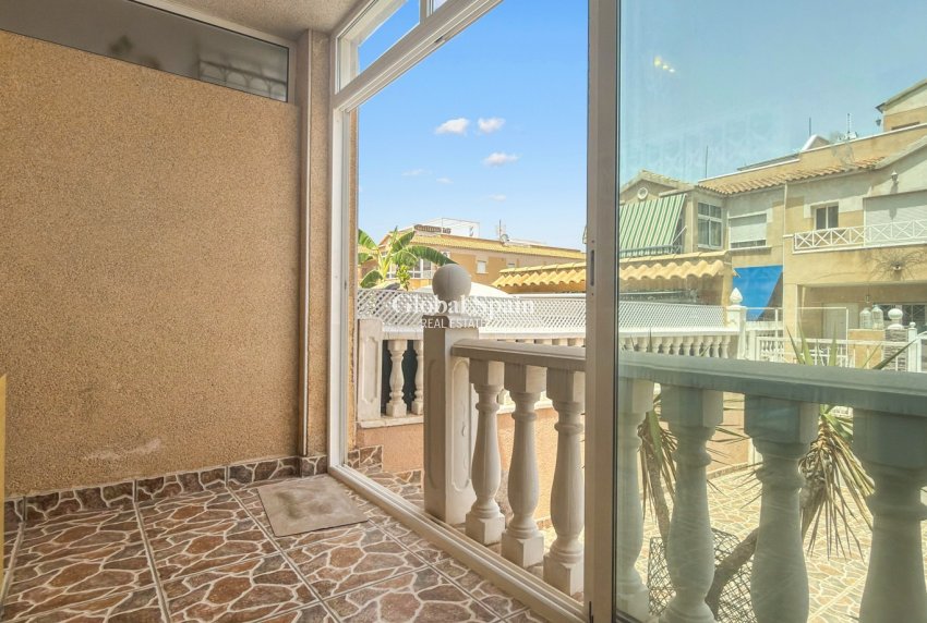 Odsprzedaż - DOM -
TORREVIEJA - 