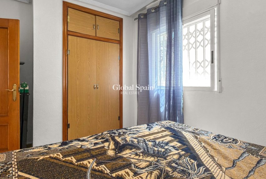 Odsprzedaż - DOM -
TORREVIEJA - 