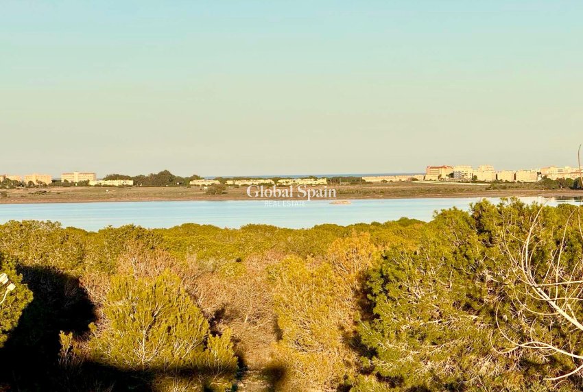 Odsprzedaż - DOM -
TORREVIEJA - 