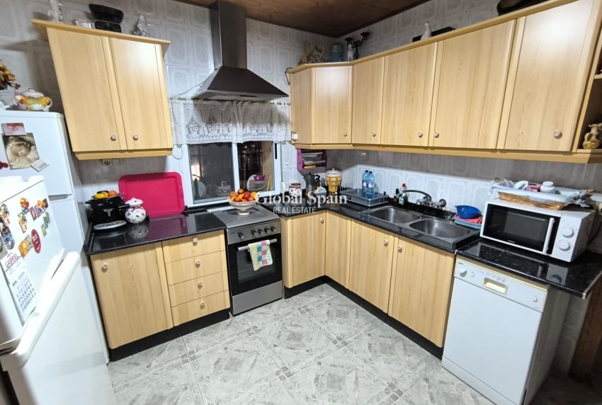 Odsprzedaż - DOM -
YECLA - Inland