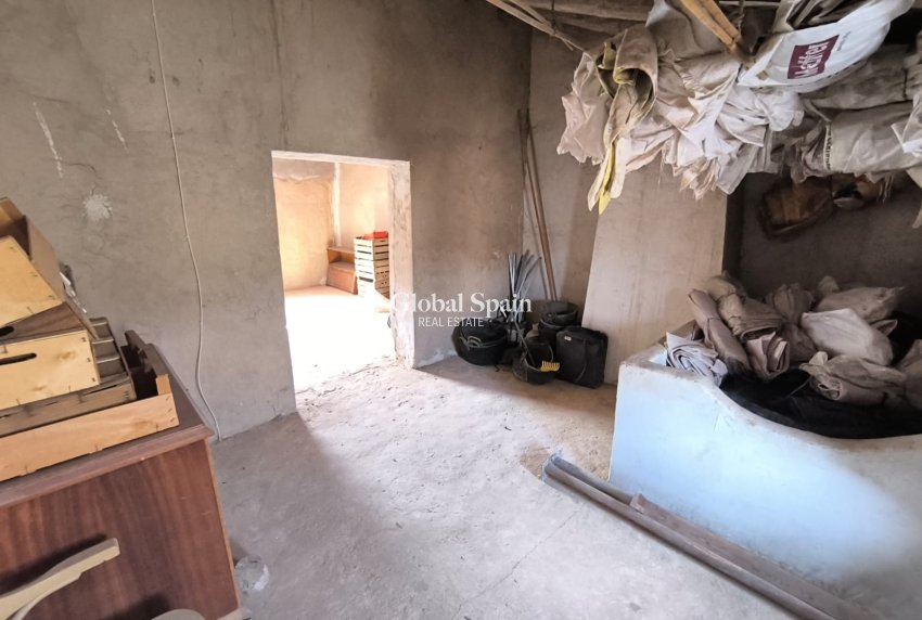 Odsprzedaż - DOM -
YECLA - Inland