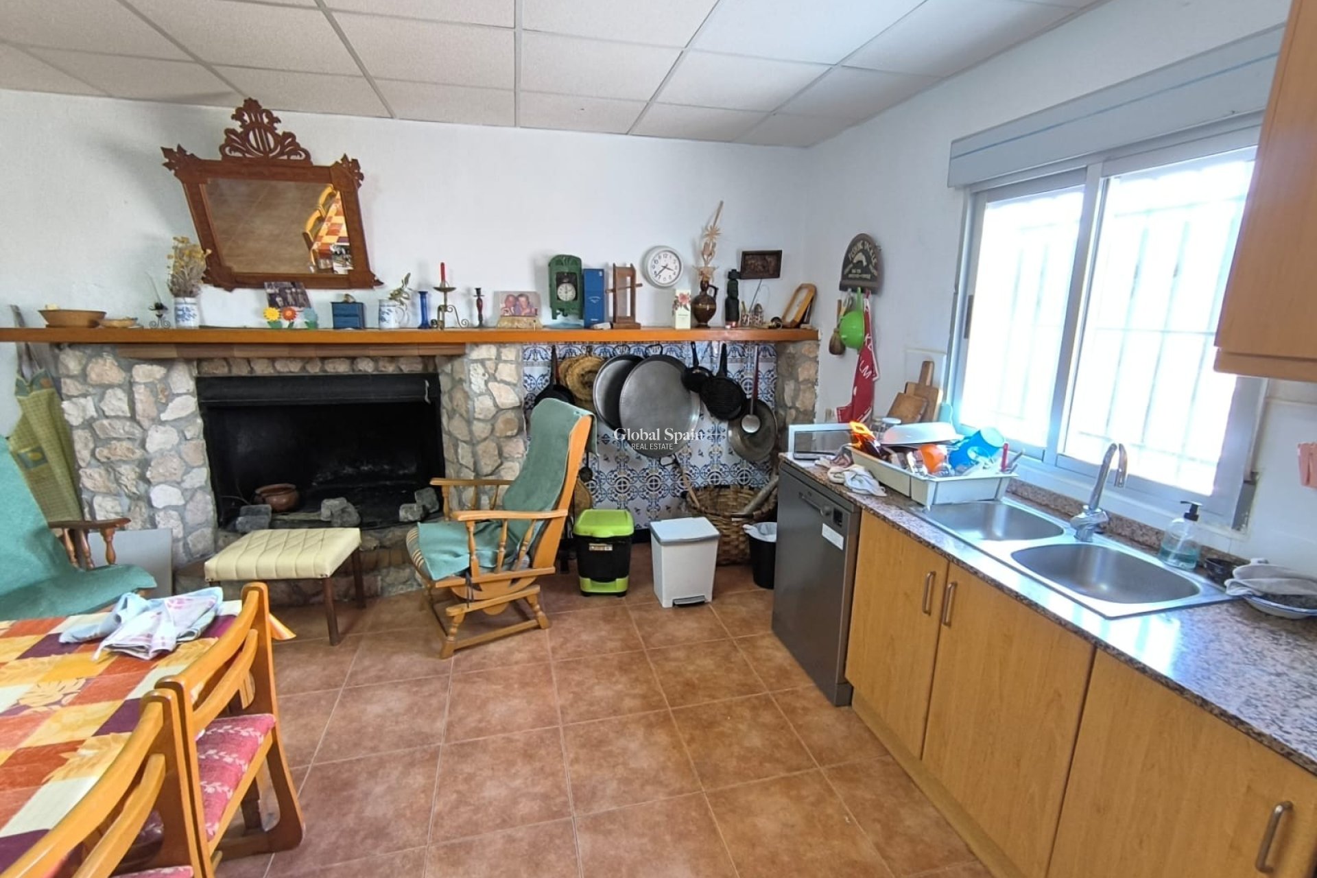 Odsprzedaż - DOM -
YECLA - Inland