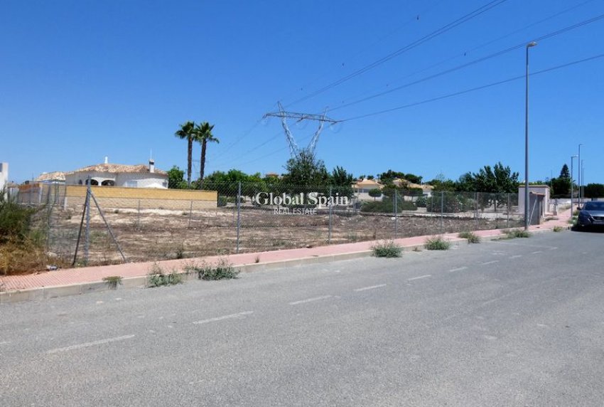 Odsprzedaż - DZIAŁKA GRUNTU -
LA MARINA - Costa Blanca