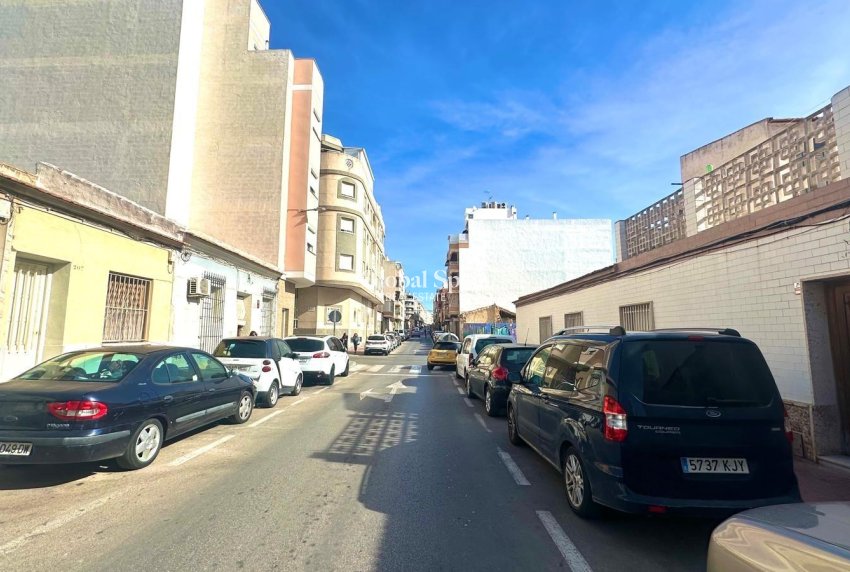 Odsprzedaż - DZIAŁKA GRUNTU -
TORREVIEJA - Torrevieja