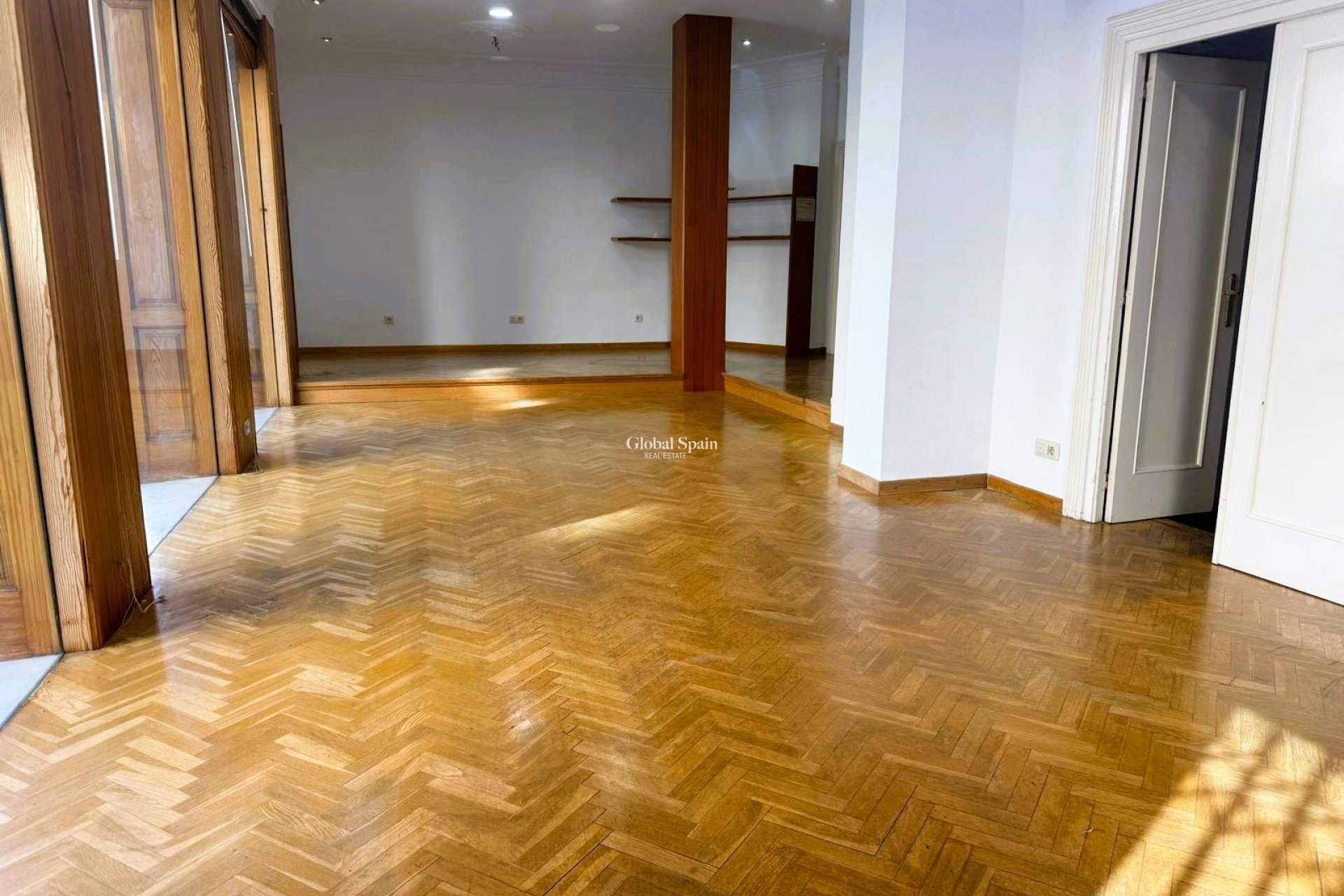 Odsprzedaż - Lokalny -
DENIA - Center