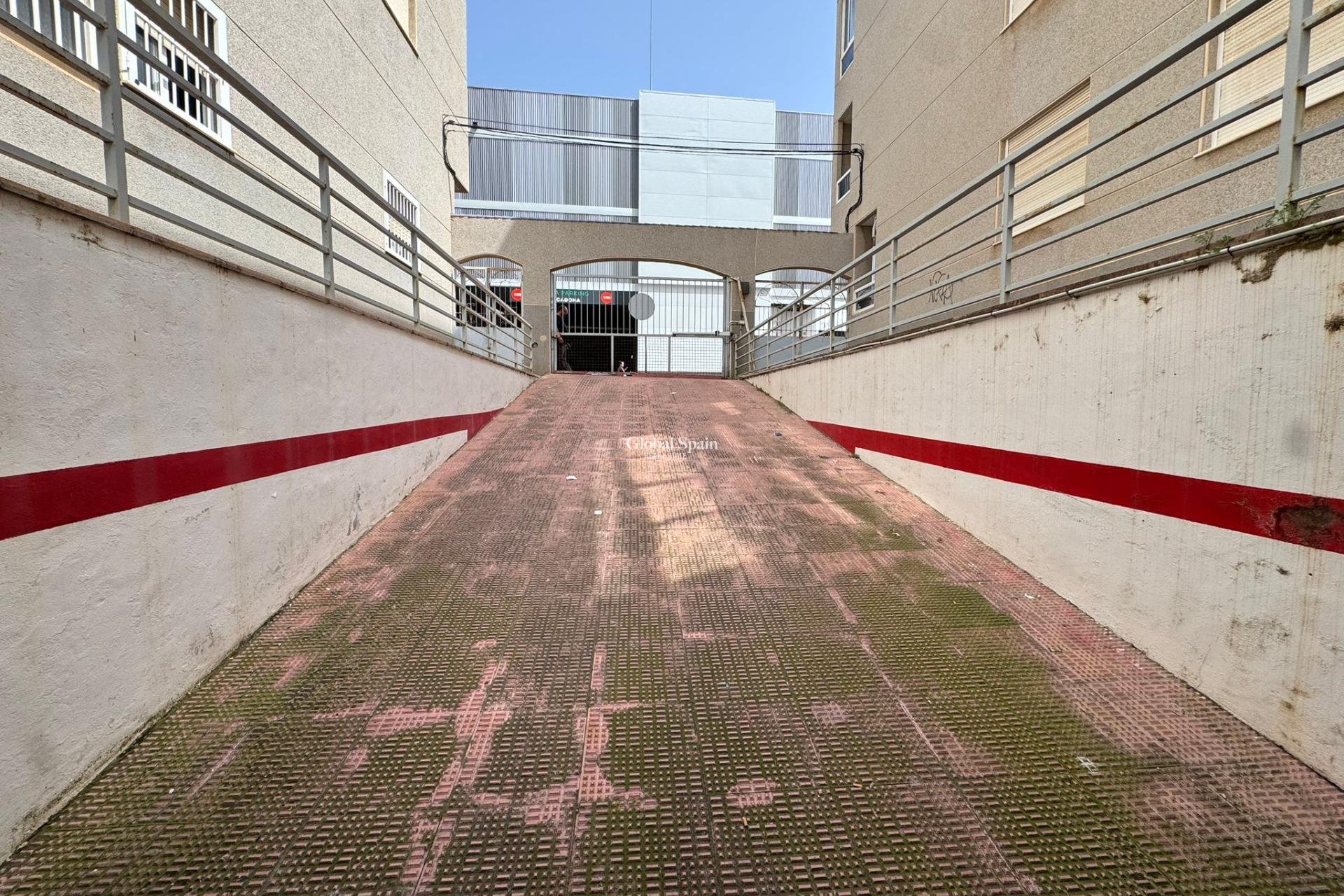 Odsprzedaż - MIEJSCA PARKINGOWE / GARAZ -
TORREVIEJA - Playa del cura