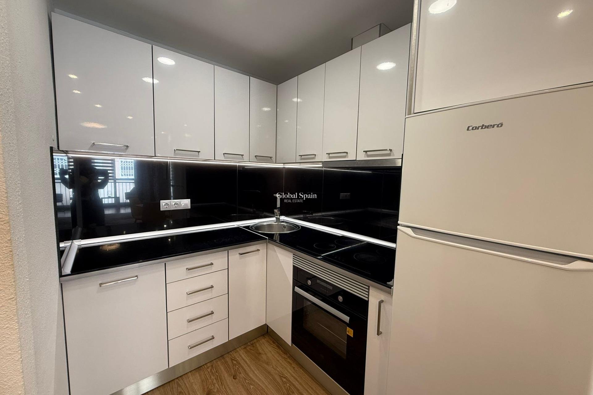 Odsprzedaż - MIESZKANIE -
TORREVIEJA - Center