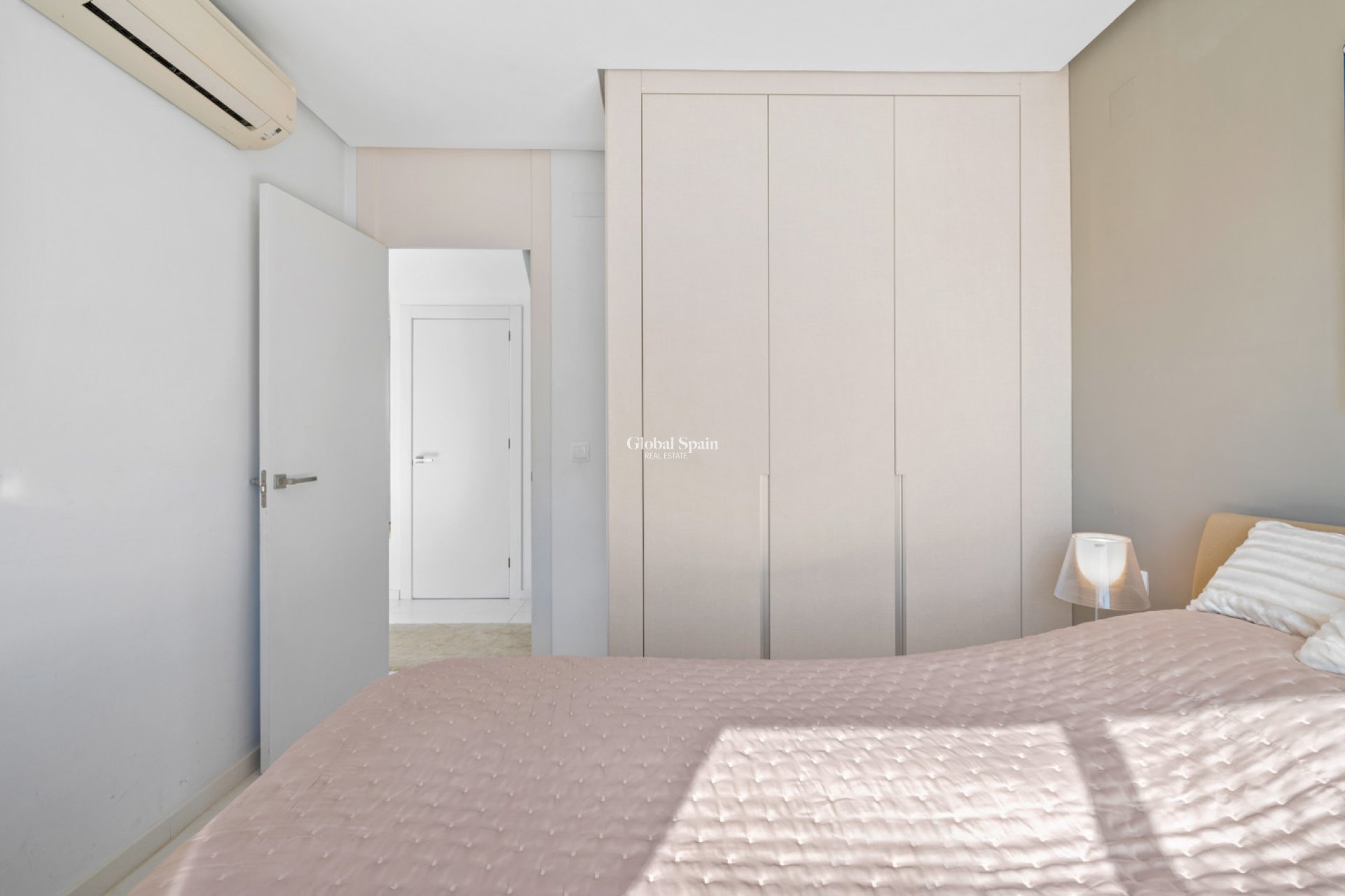 Odsprzedaż - MIESZKANIE -
TORREVIEJA - 