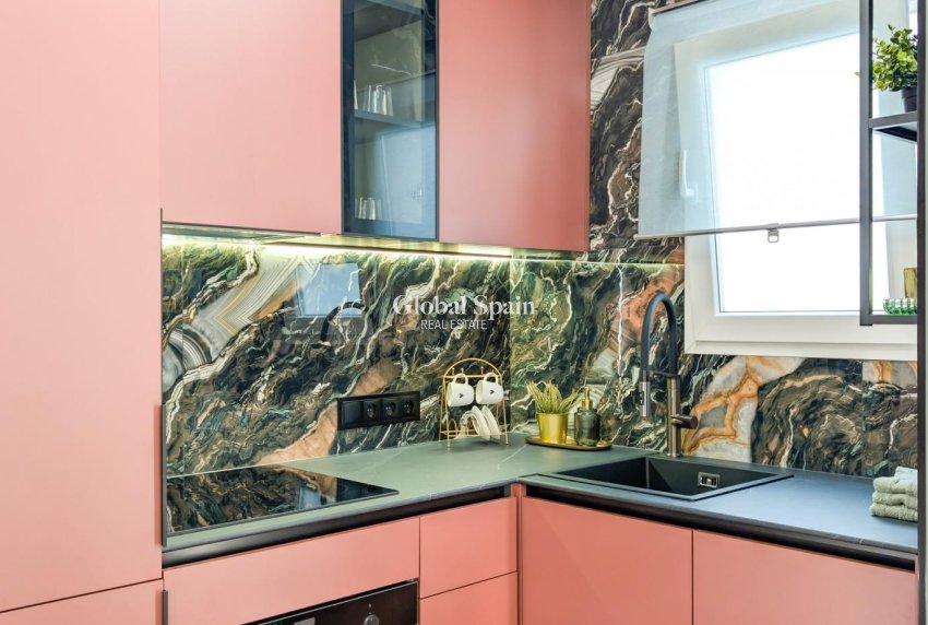 Odsprzedaż - MIESZKANIE -
TORREVIEJA - 