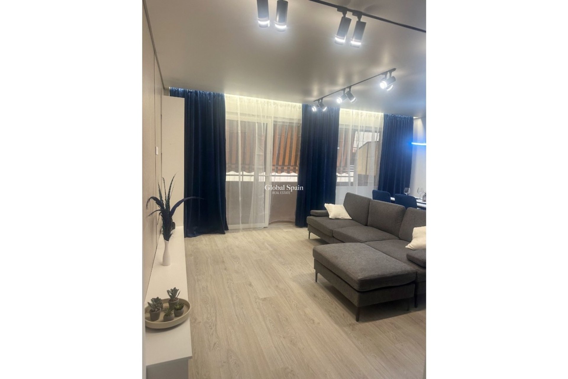 Odsprzedaż - MIESZKANIE -
TORREVIEJA - 